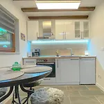 Vilux With Indoor Private Parking Apartament Brașov