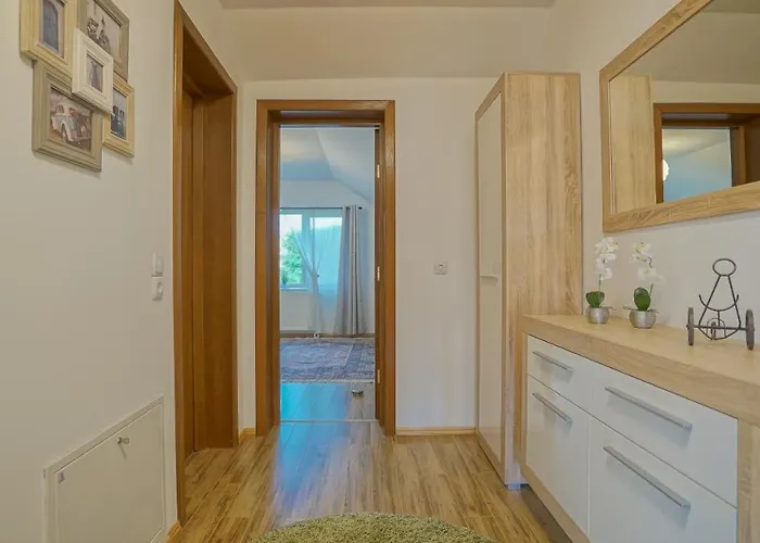 Vilux With Indoor Private Parking Apartment