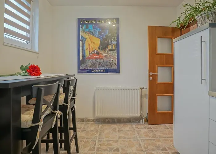 Vilux With Indoor Private Parking Apartment